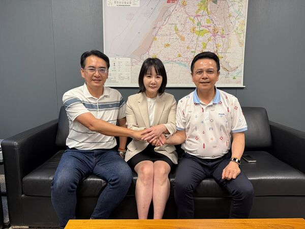 ▲立委謝衣鳯與柯呈枋(左)及洪榮彰(右)發表聯合聲明。（圖／彰化縣國民黨部提供）