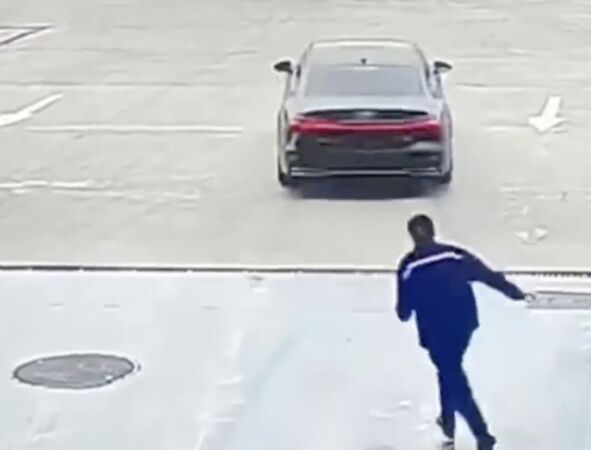 ▲▼陸奧迪男加油不付錢　女員工追不上自墊2750元油錢。（圖／翻攝微博）