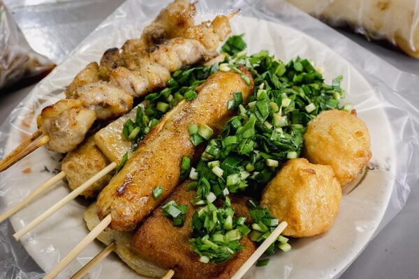 ▲▼苗栗在地40年排隊美食「阿鄭伯古早味小吃」，10塊就可以品嚐到美味。（圖／部落客黑皮提供）