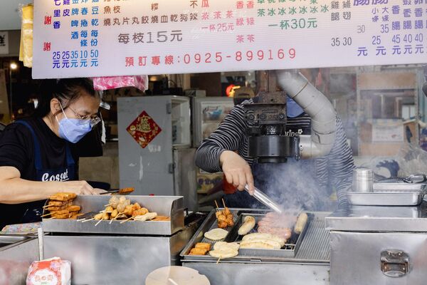 ▲▼苗栗在地40年排隊美食「阿鄭伯古早味小吃」，10塊就可以品嚐到美味。（圖／部落客黑皮提供）