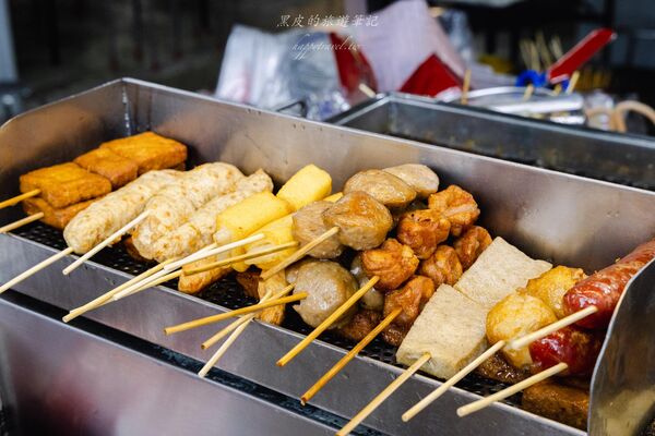▲▼苗栗在地40年排隊美食「阿鄭伯古早味小吃」，10塊就可以品嚐到美味。（圖／部落客黑皮提供）