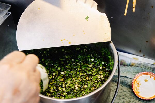 ▲▼苗栗在地40年排隊美食「阿鄭伯古早味小吃」，10塊就可以品嚐到美味。（圖／部落客黑皮提供）