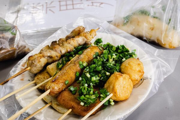 ▲▼苗栗在地40年排隊美食「阿鄭伯古早味小吃」，10塊就可以品嚐到美味。（圖／部落客黑皮提供）