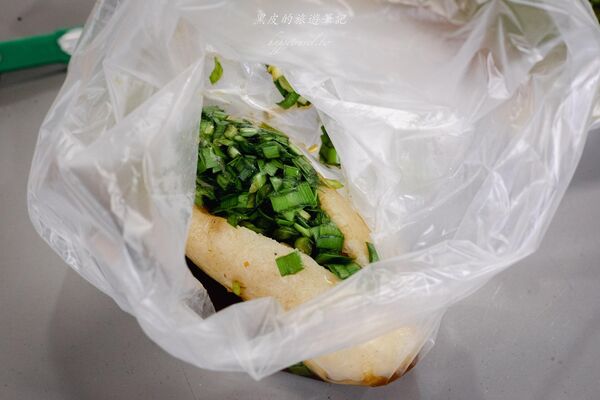 ▲▼苗栗在地40年排隊美食「阿鄭伯古早味小吃」，10塊就可以品嚐到美味。（圖／部落客黑皮提供）