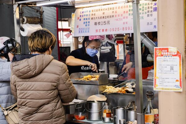 ▲▼苗栗在地40年排隊美食「阿鄭伯古早味小吃」，10塊就可以品嚐到美味。（圖／部落客黑皮提供）