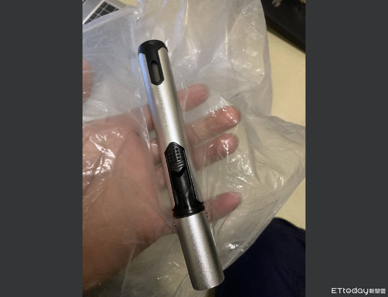 捷運迴龍站驚傳怪男持金屬棒敲打立柱 大批警力帶回