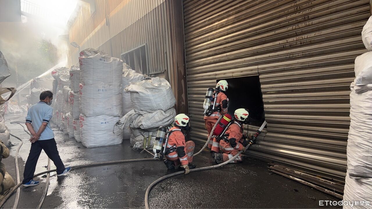 新竹香山回收廠大火!燃燒面積1000平方公尺 消防到場出水搶救