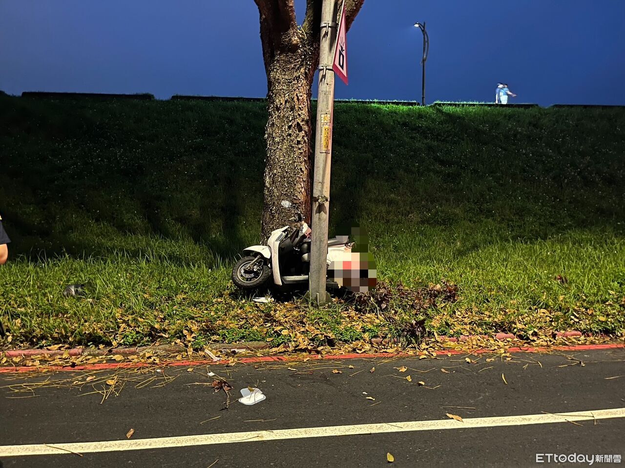 新北板橋死亡車禍!22歲男騎士突搖晃失控 衝向燈桿猛撞畫面曝