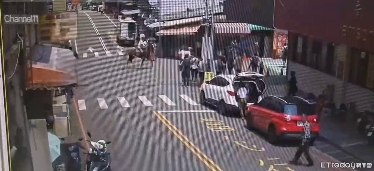 騎馬遊南庄!苗栗驚見3男騎馬上路 影響交通警到場開罰