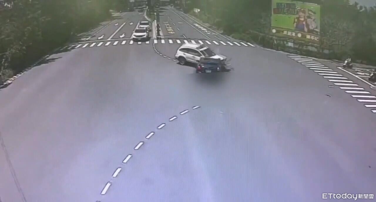 車禍畫面曝!台南小客車左轉與直行車碰撞 6人受傷送醫