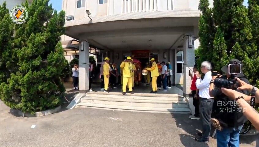 ▲粉紅超跑走進大甲市區，停駕永信藥品。（圖／白沙屯拱天宮文化組提供）