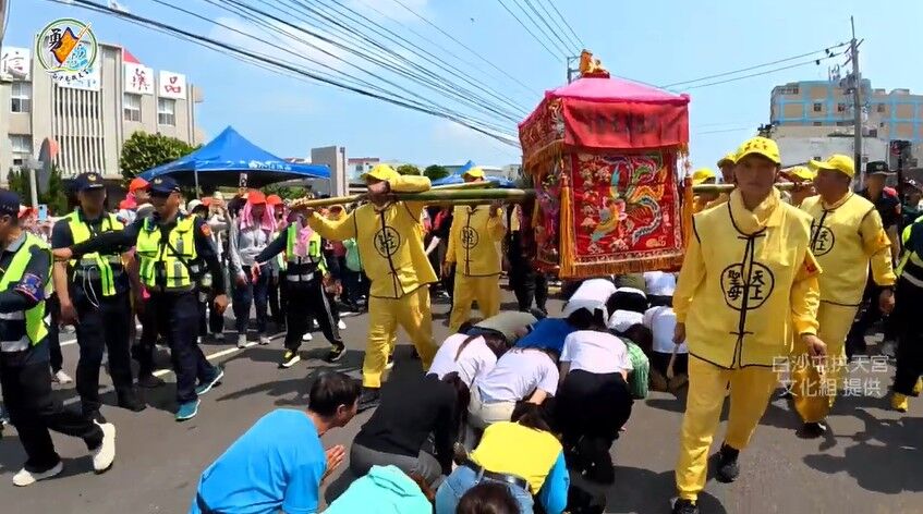 ▲粉紅超跑走進大甲市區，信眾鑽轎腳。（圖／白沙屯拱天宮文化組提供）