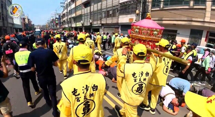 ▲粉紅超跑走進大甲市區，信眾鑽轎腳。（圖／白沙屯拱天宮文化組提供）