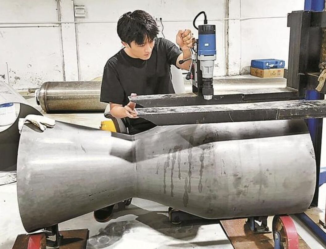 ▲盧馭龍親自調適火箭發動機。（圖／翻攝極目新聞）