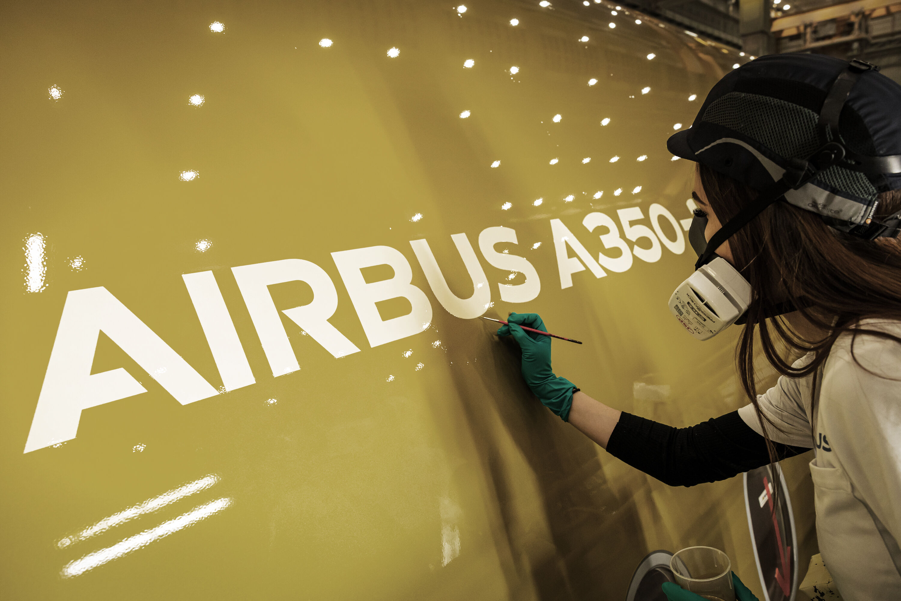 ▲▼ 星宇最新「液態金屬金」特別塗裝機曝。（圖／X／STARLUX Airlines Japan）