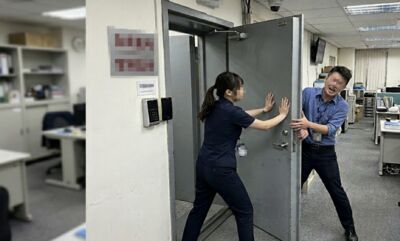 怕搶劫！銀行女行員堅持關金庫管制門　男同事阻擋遭夾傷怒告