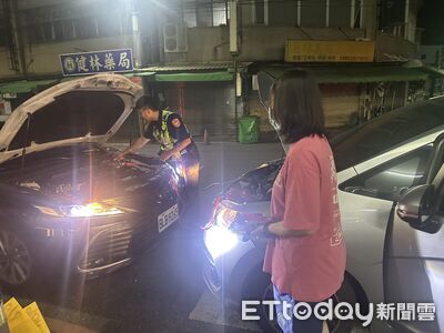 轎車拋錨卡路中央！內埔警深夜出手救援　電霸一接順利發動