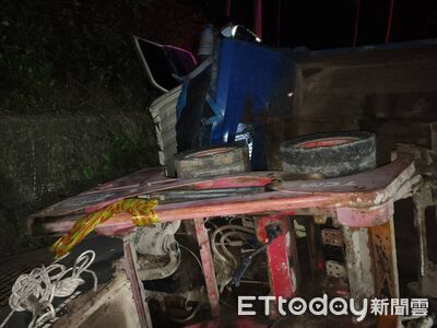 阿里山嘉130鄉道「山貓」工程車翻覆 46歲司機夾困獲救送醫救治