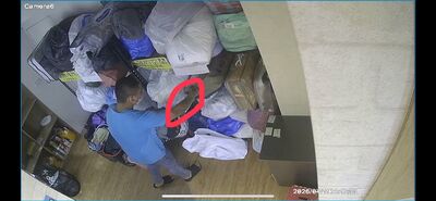 把自助洗衣店當私人衣櫃！高雄男亂翻偷走2大袋　畫面全都錄