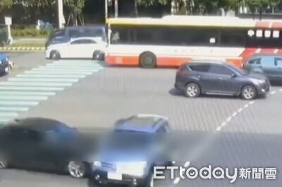 轎車「快車道右轉」　遭慢車道直行車攔腰猛撞！2駕駛送醫