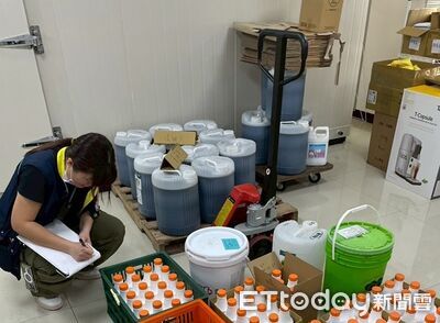 桃園茶飲廠塗改偽造有效期改包裝販售　負責人夫妻130萬交保