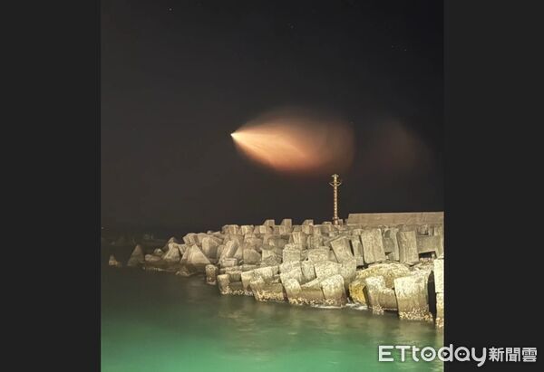 奇異畫面曝！南部沿海驚見橘色光束掠天際　疑大陸發射火箭光跡
