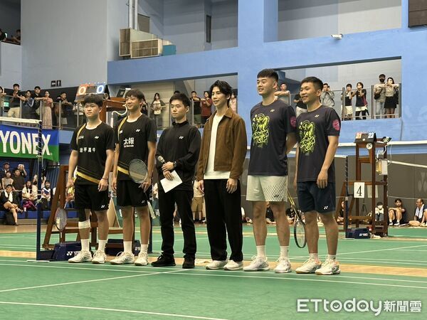 ▲李洋、王齊麟與U19青年盃冠軍交手，奧運拳擊金牌林郁婷擔任擲幣嘉賓。（圖／記者蔡厚瑄攝）