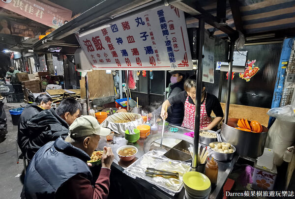 ▲▼萬華深夜2點半開賣「三條路油飯排骨酥湯」，必吃油飯。（圖／部落客DARREN提供）
