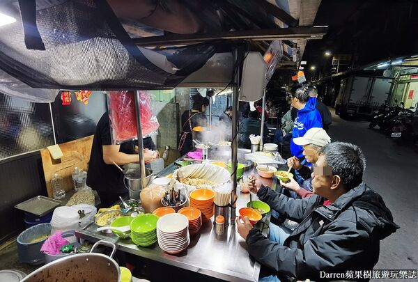 ▲▼萬華深夜2點半開賣「三條路油飯排骨酥湯」，必吃油飯。（圖／部落客DARREN提供）