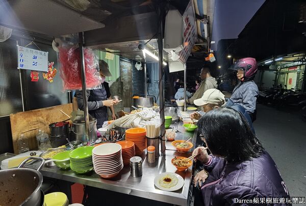 ▲▼萬華深夜2點半開賣「三條路油飯排骨酥湯」，必吃油飯。（圖／部落客DARREN提供）