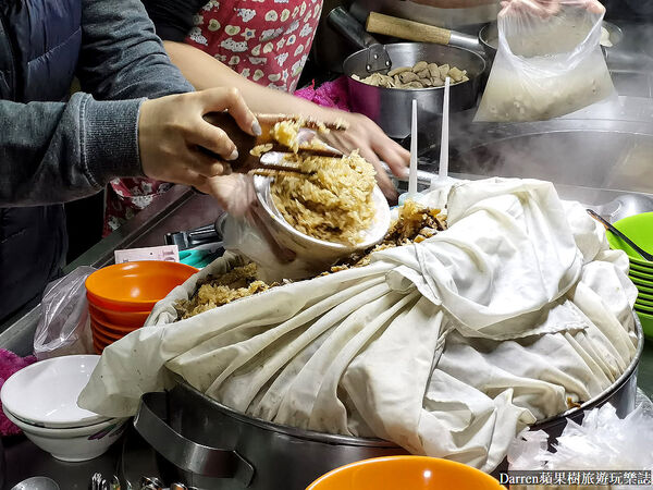 ▲▼萬華深夜2點半開賣「三條路油飯排骨酥湯」，必吃油飯。（圖／部落客DARREN提供）
