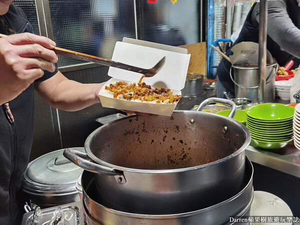 ▲▼萬華深夜2點半開賣「三條路油飯排骨酥湯」，必吃油飯。（圖／部落客DARREN提供）