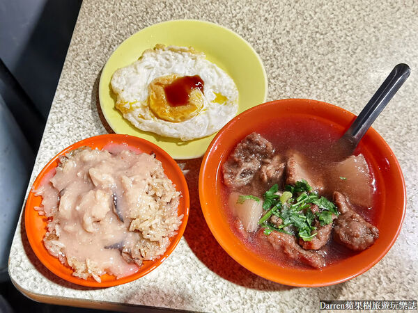 ▲▼萬華深夜2點半開賣「三條路油飯排骨酥湯」，必吃油飯。（圖／部落客DARREN提供）