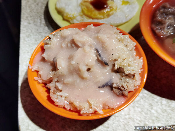 ▲▼萬華深夜2點半開賣「三條路油飯排骨酥湯」，必吃油飯。（圖／部落客DARREN提供）