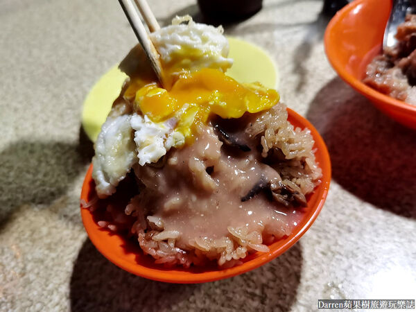▲▼萬華深夜2點半開賣「三條路油飯排骨酥湯」，必吃油飯。（圖／部落客DARREN提供）