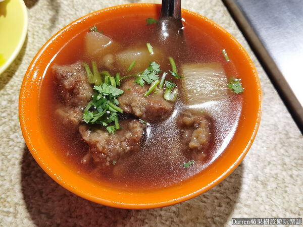 ▲▼萬華深夜2點半開賣「三條路油飯排骨酥湯」，必吃油飯。（圖／部落客DARREN提供）