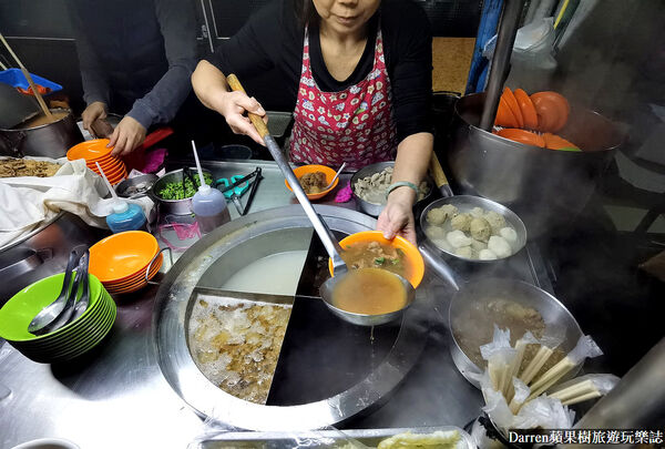 ▲▼萬華深夜2點半開賣「三條路油飯排骨酥湯」，必吃油飯。（圖／部落客DARREN提供）