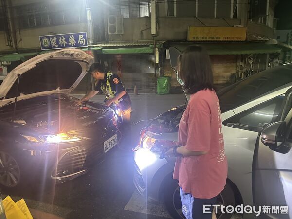 ▲內埔警方協助陳女發動車子。（圖／記者陳崑福翻攝）