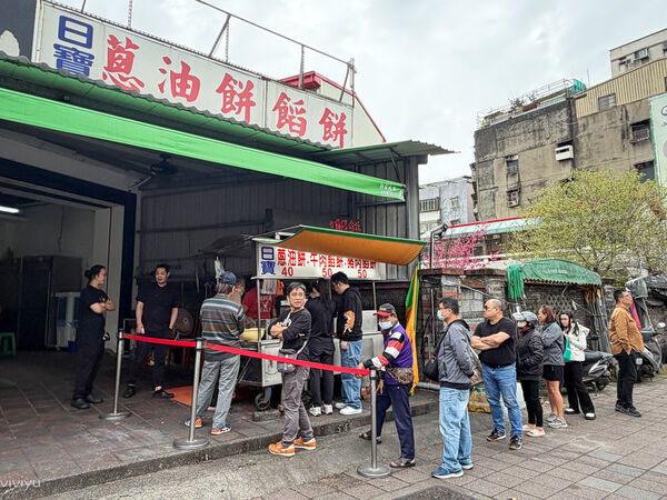 ▲▼中壢夜市排隊美食推薦「日寶蔥油餅/餡餅」，銅板價酥香爆汁。（圖／部落客VIVIYU提供）