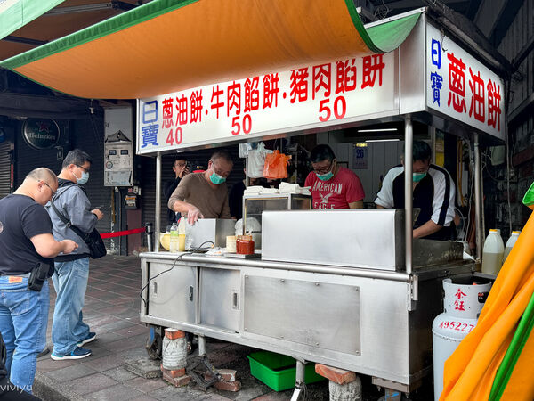 ▲▼中壢夜市排隊美食推薦「日寶蔥油餅/餡餅」，銅板價酥香爆汁。（圖／部落客VIVIYU提供）