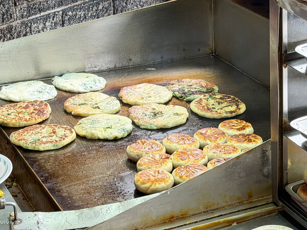 ▲▼中壢夜市排隊美食推薦「日寶蔥油餅/餡餅」，銅板價酥香爆汁。（圖／部落客VIVIYU提供）