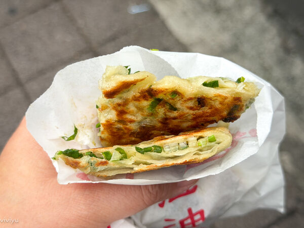 ▲▼中壢夜市排隊美食推薦「日寶蔥油餅/餡餅」，銅板價酥香爆汁。（圖／部落客VIVIYU提供）