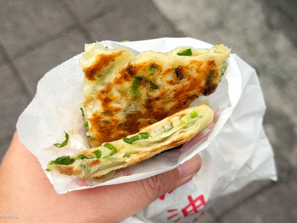 ▲▼中壢夜市排隊美食推薦「日寶蔥油餅/餡餅」，銅板價酥香爆汁。（圖／部落客VIVIYU提供）