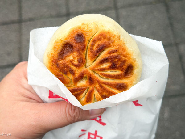 ▲▼中壢夜市排隊美食推薦「日寶蔥油餅/餡餅」，銅板價酥香爆汁。（圖／部落客VIVIYU提供）