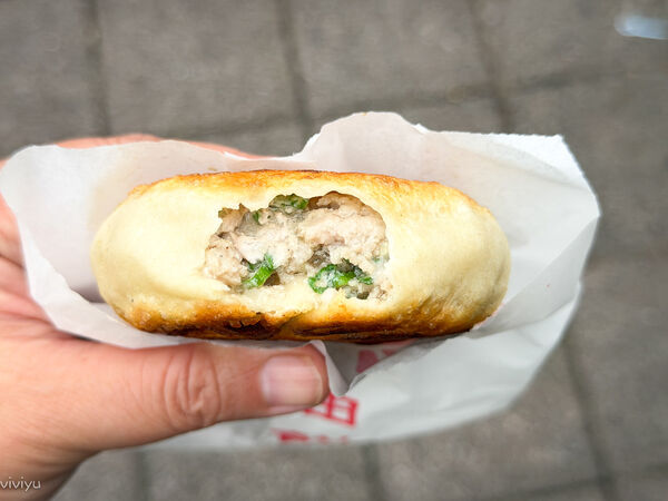 ▲▼中壢夜市排隊美食推薦「日寶蔥油餅/餡餅」，銅板價酥香爆汁。（圖／部落客VIVIYU提供）