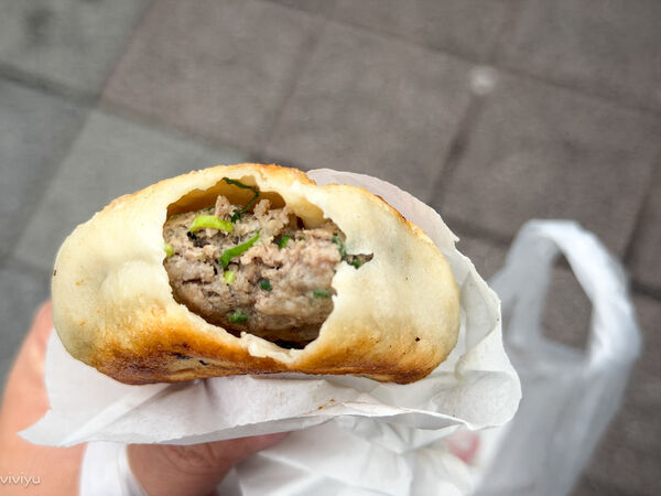 ▲▼中壢夜市排隊美食推薦「日寶蔥油餅/餡餅」，銅板價酥香爆汁。（圖／部落客VIVIYU提供）