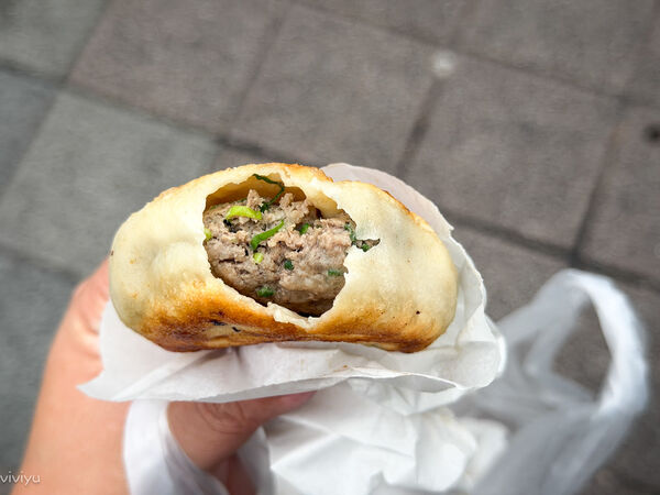 ▲▼中壢夜市排隊美食推薦「日寶蔥油餅/餡餅」，銅板價酥香爆汁。（圖／部落客VIVIYU提供）
