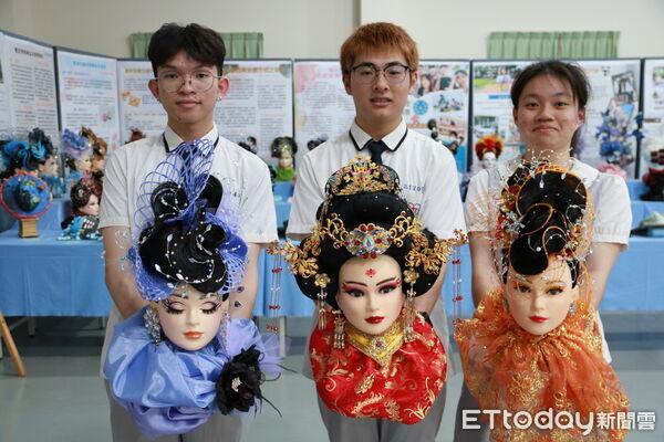 ▲學生為媽媽打造婚紗造型走秀，呈現大齡新娘自信風采。（記者林東良翻攝，下同）