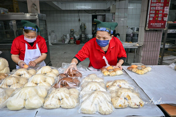 ▲▼新北永和「百分百老麵包子饅頭」，鹹香蔥燒餅、多款口味包子饅頭。（圖／部落客水晶提供）