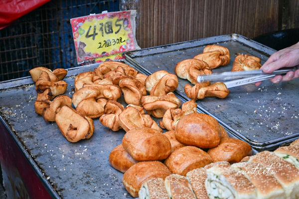 ▲▼新北永和「百分百老麵包子饅頭」，鹹香蔥燒餅、多款口味包子饅頭。（圖／部落客水晶提供）